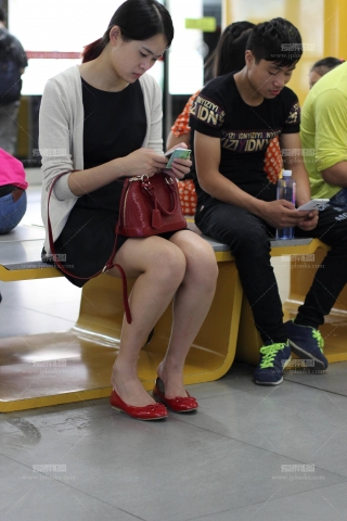 下班地铁站的2位气质素人OL，一位超薄丝，一位露脚跟