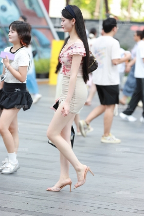 褶皱包臀裙超美腿小姐姐