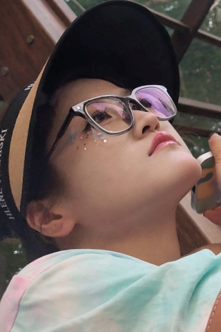 白皙露脚丫文静美女的短白裙美腿被蚊咬3ssyjmnd