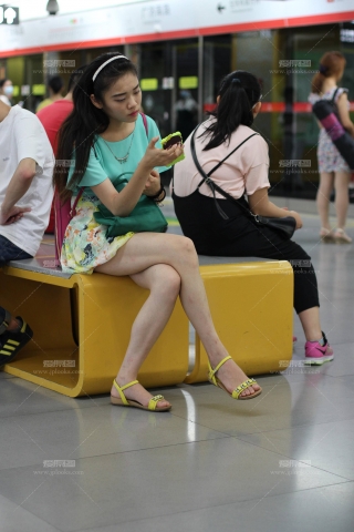 来到第十弹了，小姐姐们都喜欢翘二郎腿