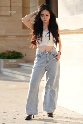 越南站-牛仔裤小姐姐打卡咖啡馆79P