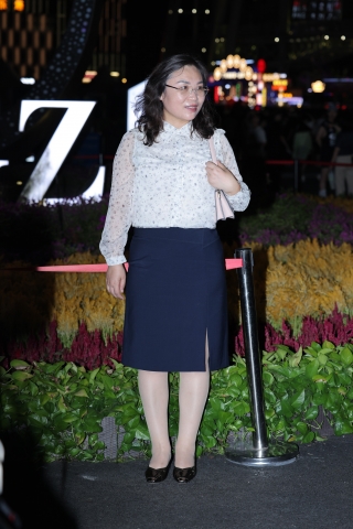 丰硕型眼镜肉丝熟女，还蛮有韵味