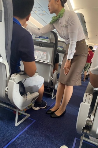 空姐蹲下的诱惑- 高清肉丝高跟 精采