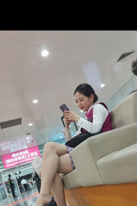 4K视频候机楼偶遇南航空姐二郎腿肉丝高跟