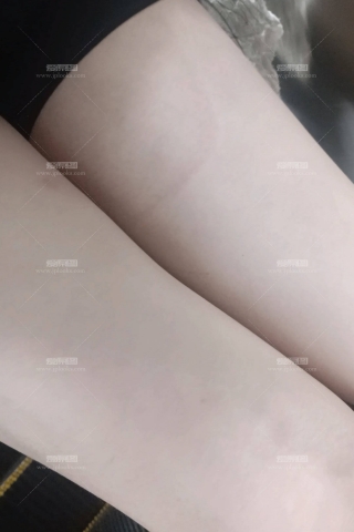 吊带露嫩背的超白嫩长腿与包臀美女的胸沟很深5btmndxbg