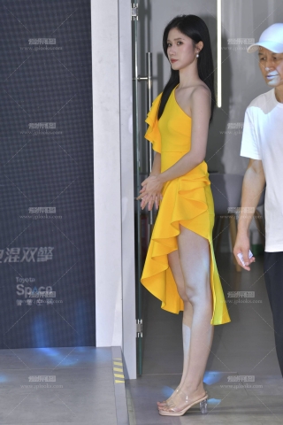 展台多个模特 250918-66