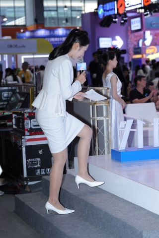 肉丝白高少妇主持人丝袜都勾丝了