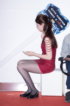 250425-8=45 某展会上拍到的黑丝长腿美女礼仪