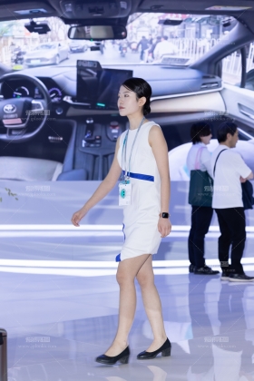 250425-3=42 25上海车展某展台的韵味礼仪前台们