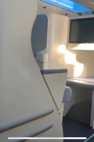 座舱长蹲下来捡东西，性感美腿