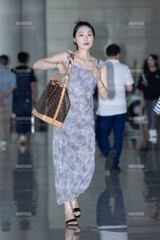 LB006-22P 展会邂逅白嫩气质美脚少妇 更新RAW格式