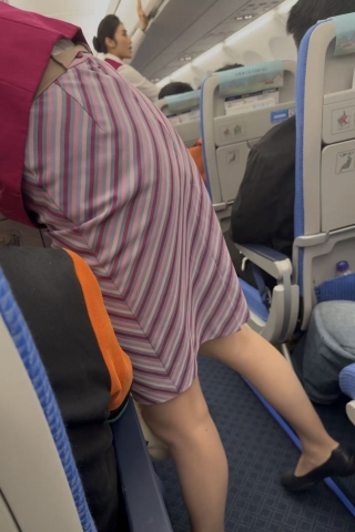 近距离拍摄南航乘务员机上工作