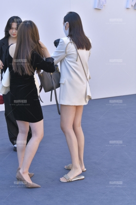 白色西装穿搭第一季拖鞋换高跟 221028-43