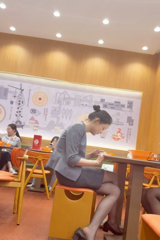 尾行黑丝前台小姐，终于等到机会拍视频