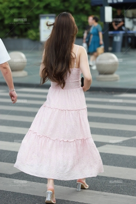 粉色吊带连衣裙