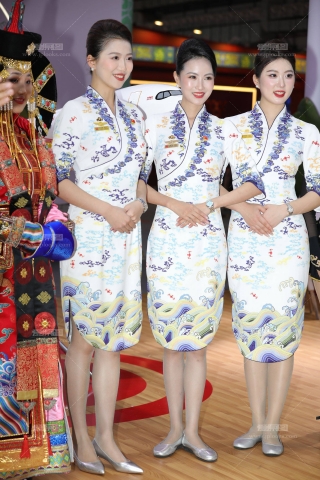 最新空乘展会海航空姐合影灰丝形象身材都顶