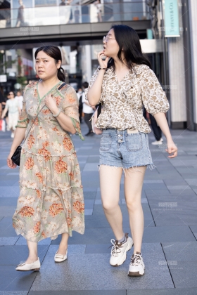 230630-16=9 光滑白皙玉腿小姐姐