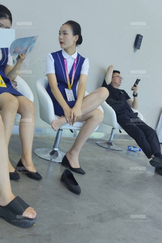 4K视频展会后台的经典肉丝脱鞋挑鞋真实震撼