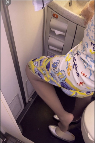 新鲜出炉，真实海航空姐，厕所秀丝袜秀腿脚实拍