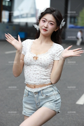 蕾丝花边镂空T恤网红-任绵绵