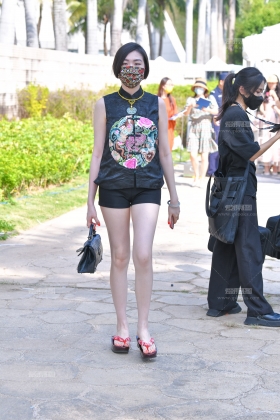 红色人字拖大长腿美女 221029-64