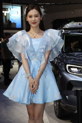 网红车模小龙鼠美腿高跟