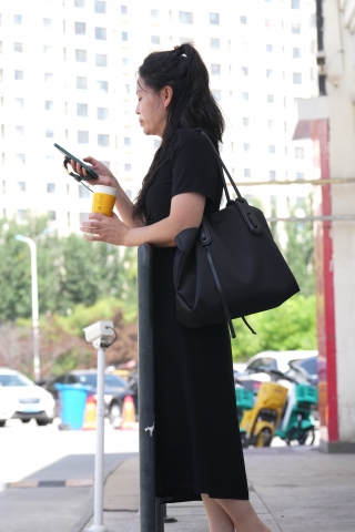 天津篇第二集-腼腆少妇平底肉丝站姿玩鞋8K画质6min