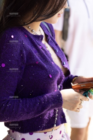 LB222-220P 上海时装周-气质美少妇穿衣服不扣扣子露美胸