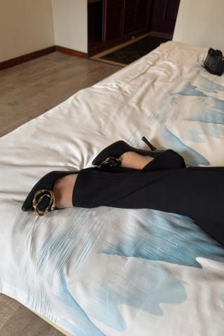 认识很久，但素未谋面，第一次约出来就开拍。