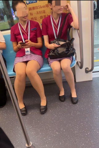 坐姿很豪放的地勤