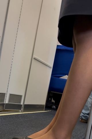 东航近拍丝袜美腿 味道都快出来