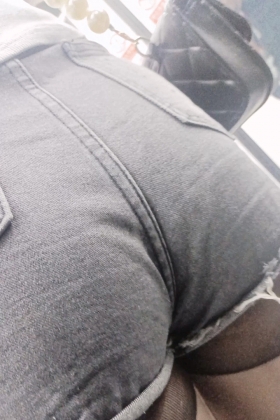 黑丝妹子对路人扭动美臀美腿-1dzgmmocd