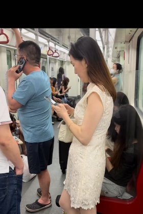 地铁气质肉丝少妇