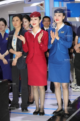 山航今年绝迹的空姐红蓝制服灰丝质感很赞