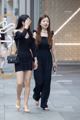 2589-5=41 性感黑裙凉高跟少妇