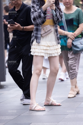 230701-2=76 太古里街头偶遇顶级长腿母女