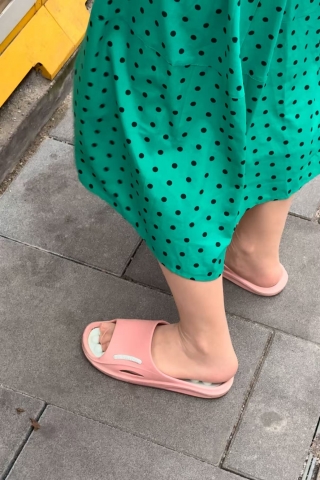 冒死超近距离拍摄穿拖鞋的肉丝少妇，白天拍摄画质好