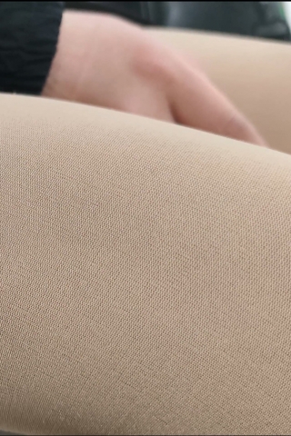 漂亮妹子手放两丝袜腿之间保暖4sfzrsmtnd