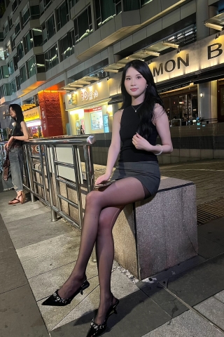 黑丝包臀裙很斩男