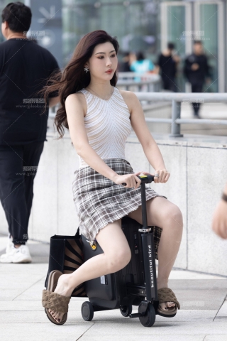 LB385-226P 成都车展-选美冠军178模特叶濛雨白色包臀裙露玉足