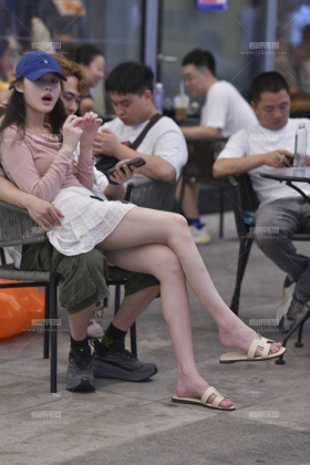 爱马仕拖鞋坐姿 250601-35