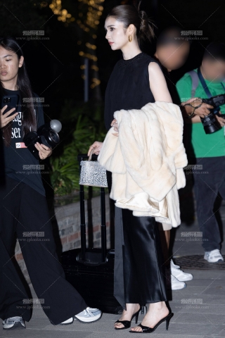 LB369-60P 上海时装周-网红博主周诗诗的玉足