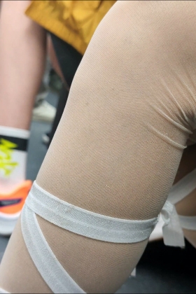 少见的绑腿白丝透明丝袜洛丽塔裙美女-4lltmndbb