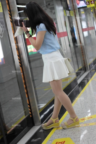 下班纪实第13弹，多位主角，少妇露脚趾缝的平底鞋很XING感