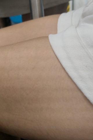 行李箱美女的健美美腿ftgfc575