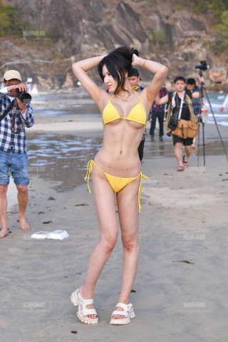 沙滩黄比基尼美女 250309-161