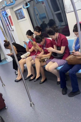 四位地勤下班震撼