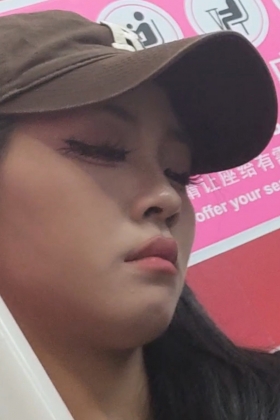 高冷颜值美女的大长腿长白皮靴