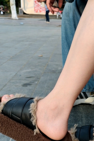 光脚丫大长白臀腿女人在聊天4hylmnd