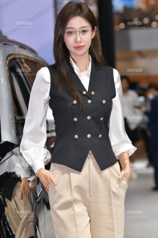 戴眼镜车模 250603-34